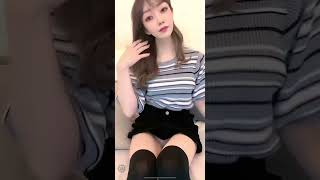 【TikTok】配信開始の油断 美脚で隠せないパンチラ