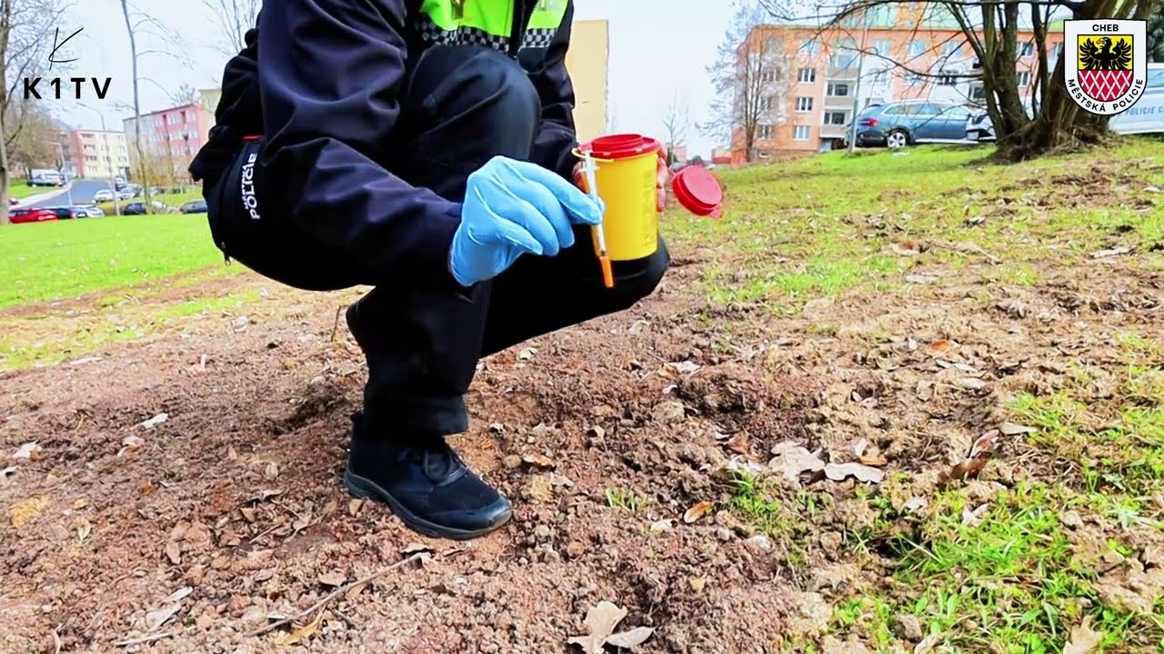 Setkání s jehlou dnes může být velmi časté, jak postupovat radí strážníci 👮💉