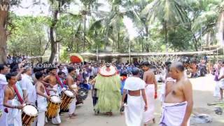 preview picture of video 'Uchitta Theyyam @ Kalariyal Bhagavathy Kavu  (Travel Kannur Kerala Videos)'