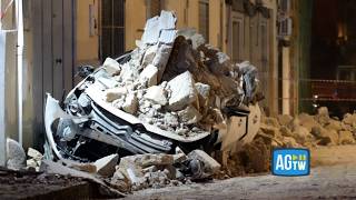 Terremoto Campi Flegrei, crolla parte di un cornicione a Pozzuoli: le immagini impressionanti