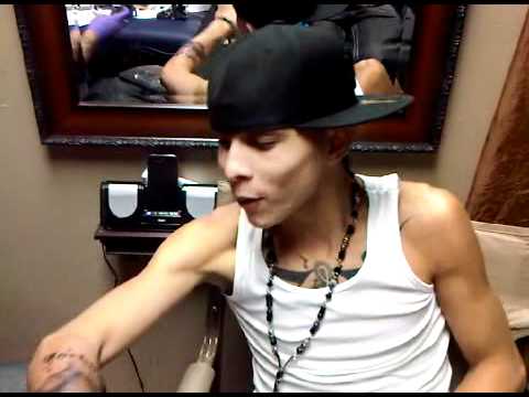Gringo Tatuando a Jochy El Lobo