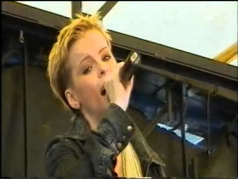 MOST PŘES MINULOST -Iveta Bartošová (live)