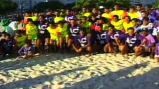 Em 1990, jogadores profissionais participam de pelada na praia de Copacabana