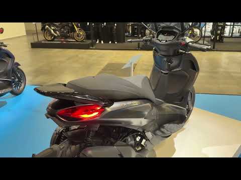 Piaggio Beverly 400 (25th Anniversary Edition) – Walkaround | EICMA 2025 Milan