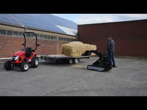 Hoflader mit Kettenlaufwerk beim Quaderballen laden