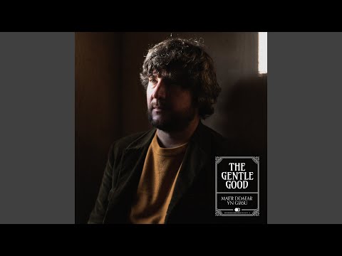 Mae'r Ddaear yn glasu