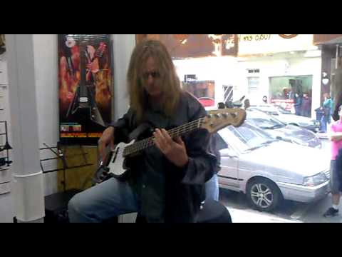 Chris Pitman tocando baixo na Batuka Groove em Florianópolis!