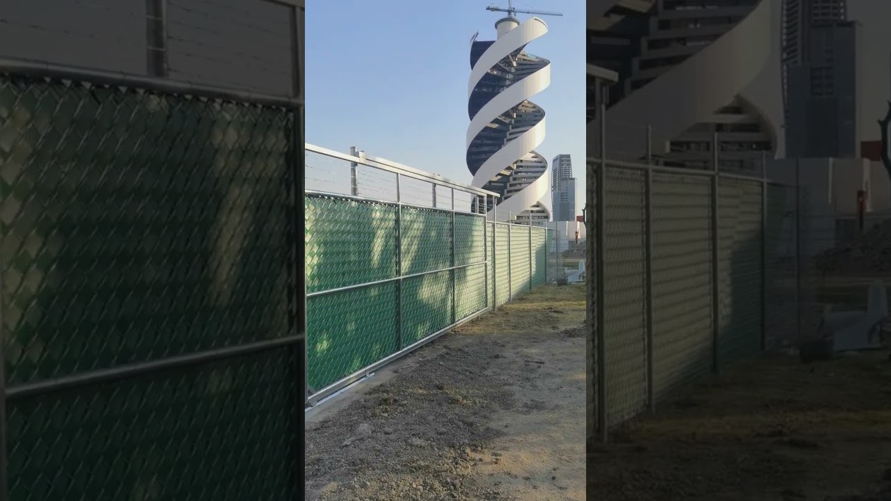 Instalación de malla ciclónica con portón corredizo y cinta de privacidad.