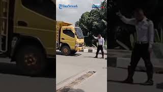 Download lagu TAK MAU DIHENTIKAN Petugas Dishub Truk Nekat Tancap Gas Lalui Jembatan di Samarinda mp3