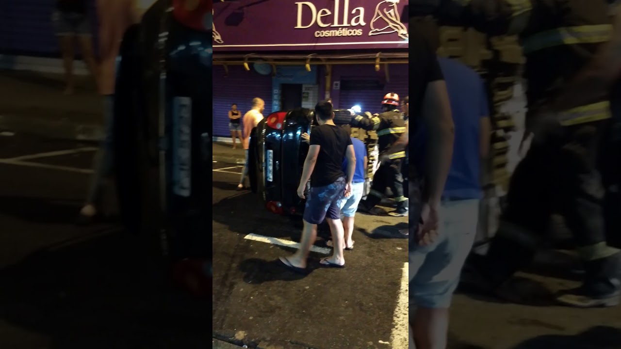 Capotamento de veículo no Centro de São Vicente madrugada de 28/12/2017