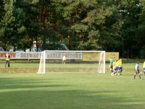 Michał Żyła (MKS) broni rzut karny piłkarza Heko   HEKO Czermno 1-0 MKS Stąporków 30.08.09r.