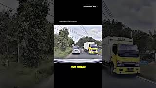 Download lagu The Moment a J&T Package Truck Swerved and Drifted, Almost Having an Accident on the Highway mp3 Download lagu The Moment a J&T Package Truck Swerved and Drifted, Almost Having an Accident on the Highway mp3