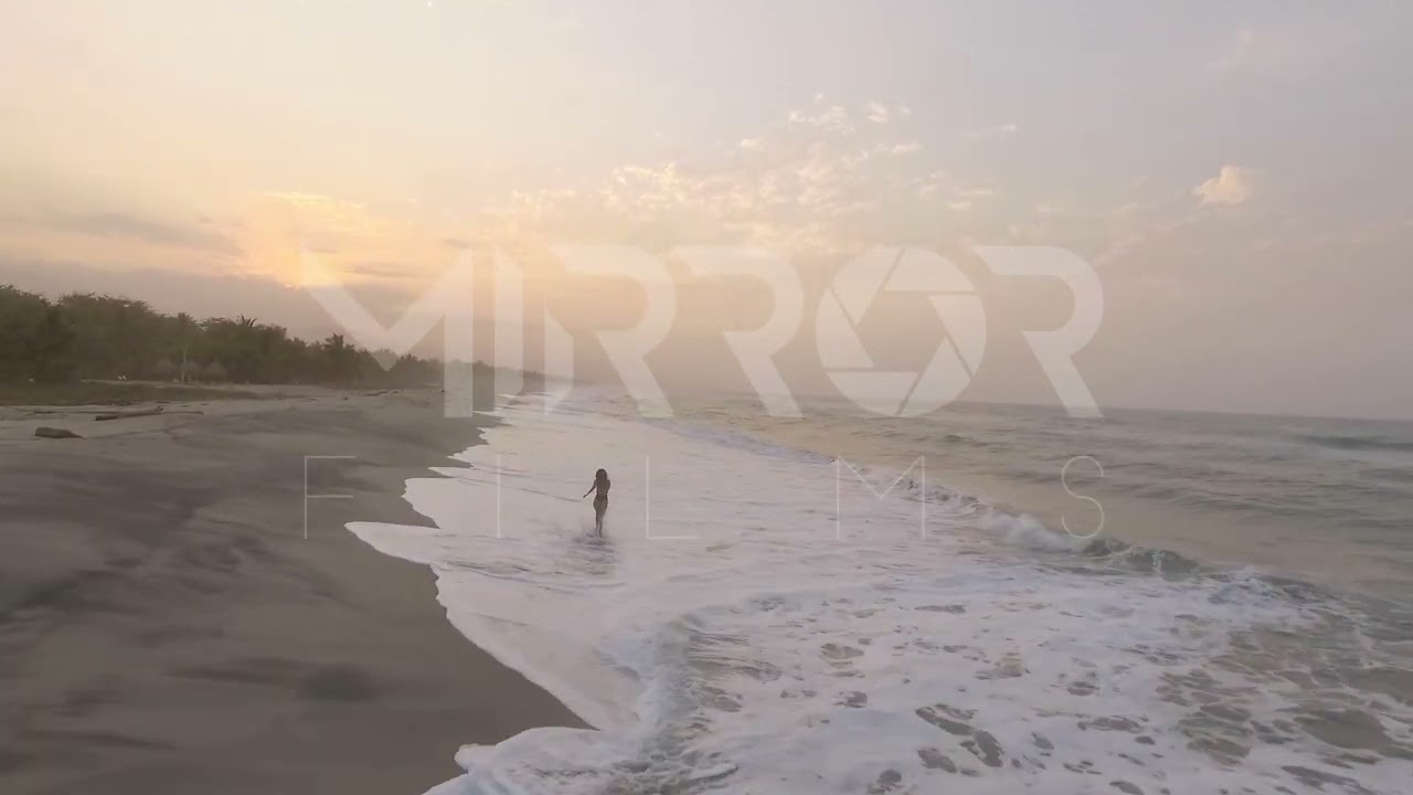 Bella Mujer en playa de Colombia P8