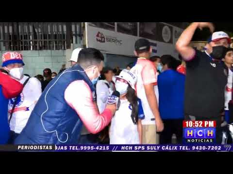 "Barra Ultra Fiel llega a las afueras del Estadio a apoyar al Olimpia" Barra: La Ultra Fiel &bull; Club: Club Deportivo Olimpia