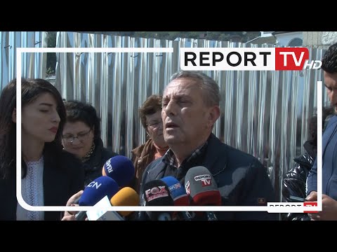 Pallati po rindërtohet pas shkatërrimit nga tërmeti,banorët në protestë:Po i bëjnë themelet e cekëta