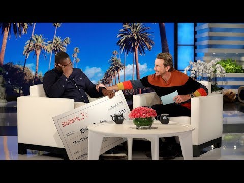 地域のためのビッグギフトに感動した励ましの先生 (Encouraging Teacher Moved to Tears by Big Gift for His Community)