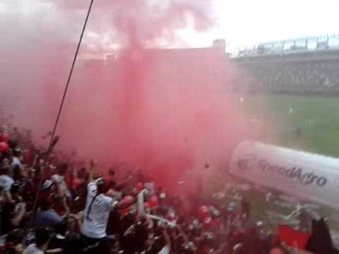 "La Gloriosa Hinchada Sabalera - Salida de Colon (Ascenso)" Barra: Los de Siempre &bull; Club: Colón