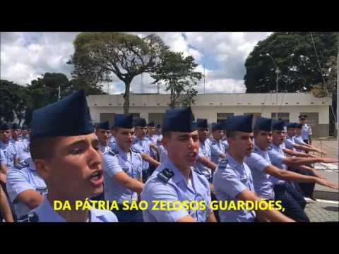 CADETES E VETERANOS DESFILAM CANTANDO AVIAÇÃO EMBARCADA LEGENDADA