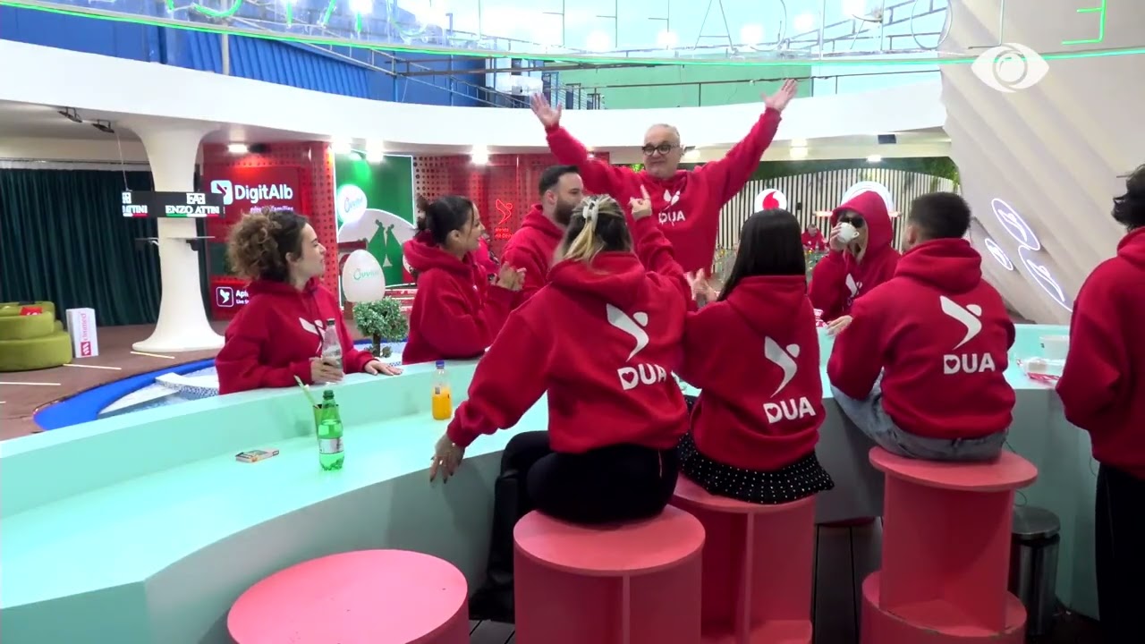 Momente argëtuese në shtëpi, banorët këndojnë së bashku