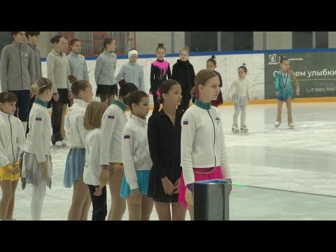 В Бийске прошел городской фестиваль и соревнования по фигурному катанию "Февральская метель"
