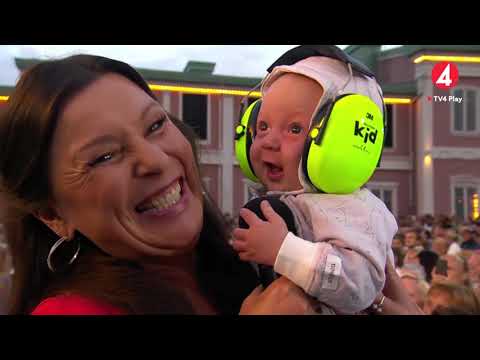 Här får Lotta Engberg hjärtevärmande sällskap under allsången