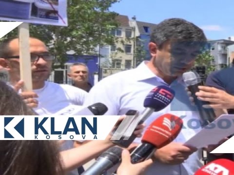 Qumështarët me arkivol para Qeverisë - 14.07.2015 - Klan Kosova