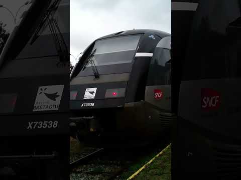 Train X73538 à Carhaix et des wagons à Ballastière