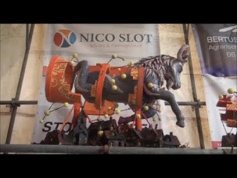 corsogroep Olympia aan de Barsbeek is druk met plakken op de zaterdag avond