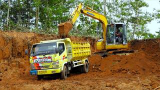 Aktivitas Alat Berat Mini Excavator Truk Menggali Tanah Urug