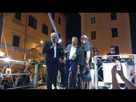 Ferragosto con proposta di matrimonio in piazza, Portoferraio