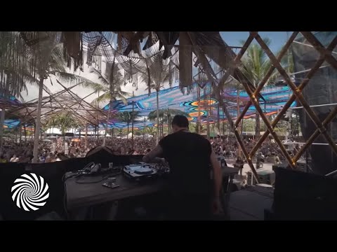 Emok playing 'I am' from Liquid Soul and Kalki @ Universo Paralello