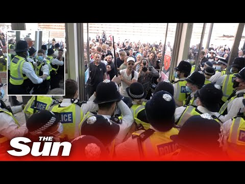 Anti vaxxers claiming pandemic is a hoax try to storm Westfield shopping centre and clash with cops