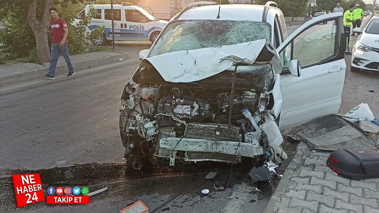 Erzincan'da hafif ticari aracın çarptığı motosiklet sürücüsü öldü