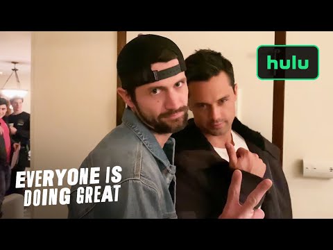 每個人都做得很好。發展 (特寫) - 現在在Hulu上播放 (Everyone Is Doing Great: The Development (Featurette) • Now Streaming on Hulu)