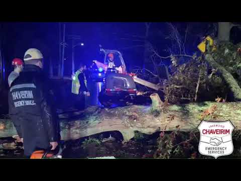 Lakewood Chaveirim Helping out after a storm