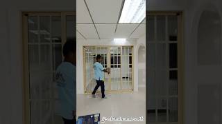 ประตูบานเลื่อนแบ่งสี่เปิดกลางพร้อมแปะซอยลูกฟัก