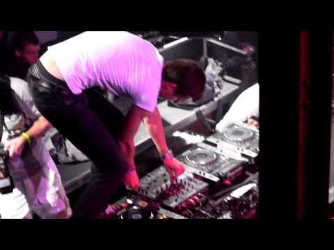 Menno de Jong @ Grotesque 2 years anniversary playing TURTLE PARADISE - Rocks!!!