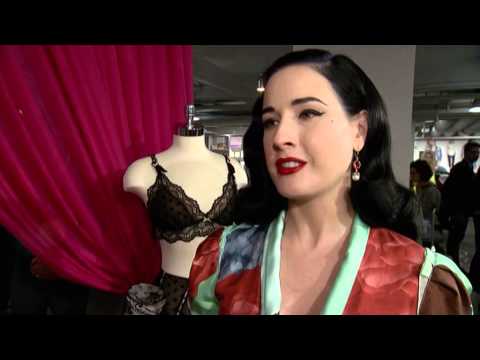 Mamma sexy con la lingerie di Dita von Teese