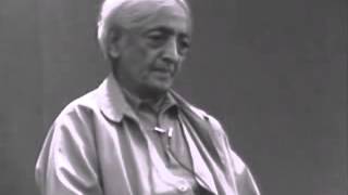 preview picture of video 'Krišnamurti: Živeti bez predstava, 4. predavanje, Saanen 1981'
