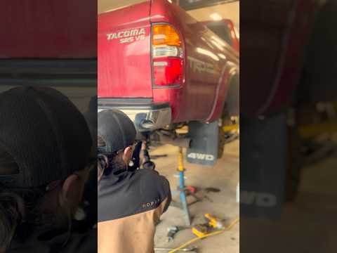 🔥Leaf springs replacement on an older Toyota Tacoma. #automobile #montana #missoulamontana #toyota