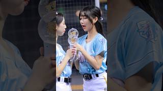 人家在做介紹，旁邊兩個小朋友在偷吃！?? #cheerleader #美女 #치어리더 #台湾チア #fancam #一粒 #妡0 #台鋼雄鷹 #wingstars