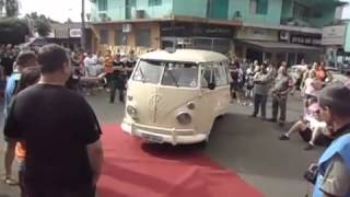 preview picture of video 'Volkswagen Kombi 1974 no encontro de fuscas em portão 2014'