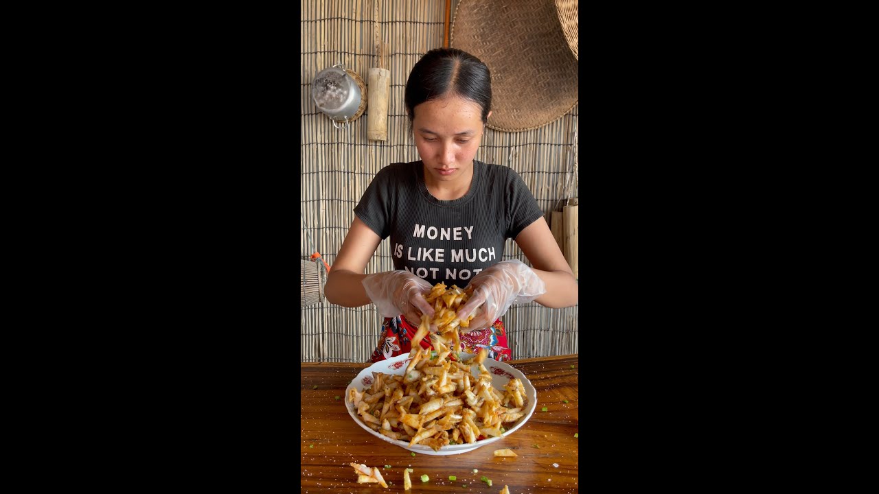 Natural cooking fried fish scales and eating
