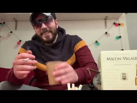 Il s’encule un cubi de blanc sec à 9h du matin en plan séquence !