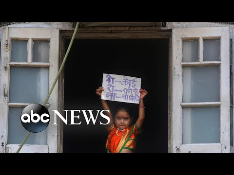 インドがロックダウン、中国が再開、州兵が支援写真の世界、3月25日 (India locks down, China reopens, National Guard helps: World in Photos, March 25)