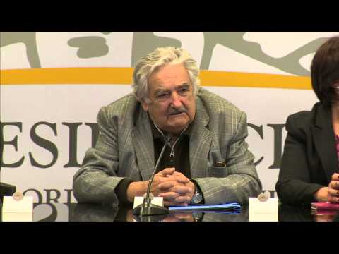 Mujica y Lugano firmaron una Brazuca en adhesión a la campaña de prevención del VIH/sida