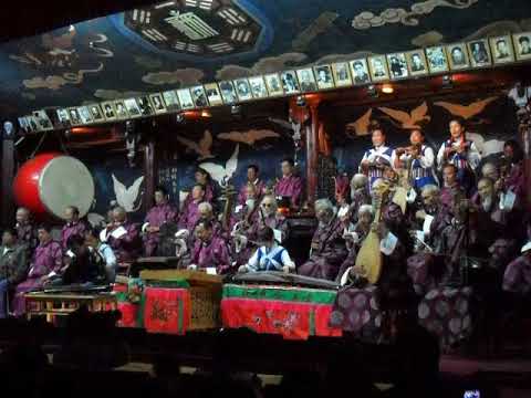 Banda de música folclórica de 5 gerações toca juntas em Lijiang, China