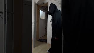 Wenn du eigentlich in Ruhe deine Pizza essen willst 👻🍕 #geist #pizza #koffer