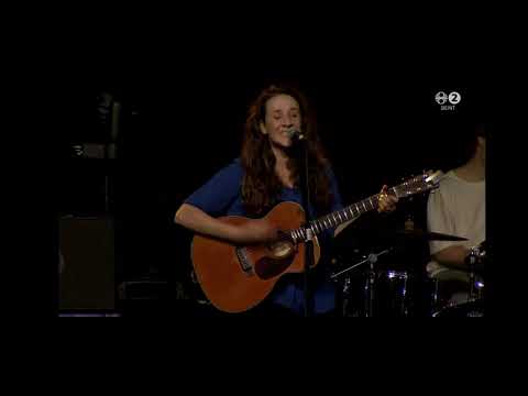 Ein Sattelschlepper Schwankt