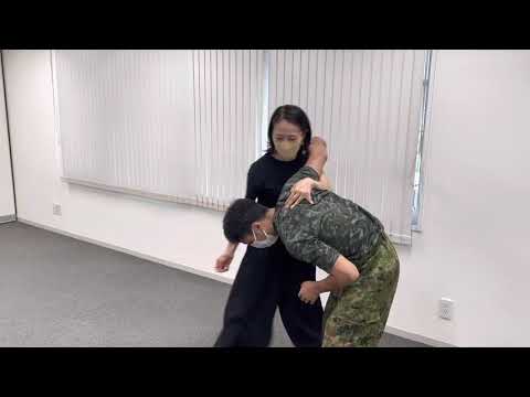 【護身術】掴まれたら足で転がす女性編